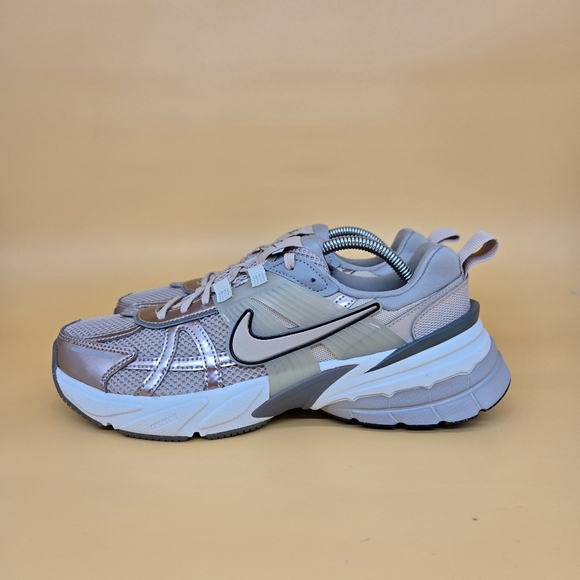 ☆nike☆ V2K Run W Particle Beige College Gray Light Bone Pa WMNS) Nike V2K Run 'Particle Beige College Grey Light Bone